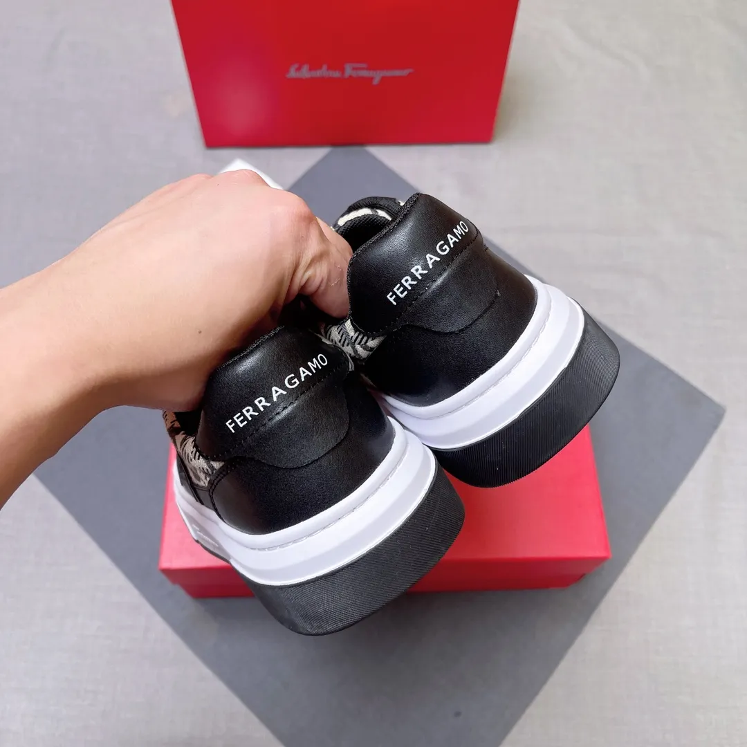 P400 Ferragamo/Ferragamo's new men's GANCINI silhouette low-top casual shoes. These low-top casual shoes are made of suede and calfskin leather. Inspired by the basketball shoe style of the 1990s, the Gancini insert on the side adds a touch of classic style. It features a lightweight rubber sole with knurled edges and custom grooves. The fabric lining and foot pads are light and comfortable, fashionable and dynamic, and the upper foot is comfortable and high-end, fashionable and trendy!  Size: 38-45 No. 004
